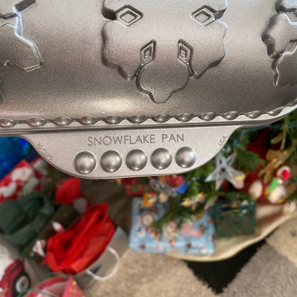 Nordic Snowflake Baking Pan - Picture 3 of 7